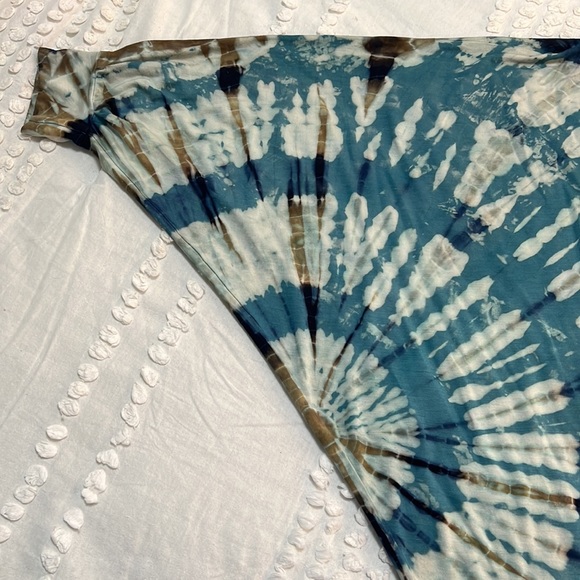 Earthbound Trading Company Blue Swirled Poncho Style Blouse. Size Large. - Picture 9 of 9